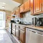 Baronne Street Spacious And Fully Furnished Condo