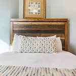 Baronne Street Spacious And Fully Furnished Condo