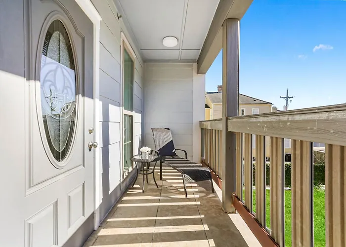 Baronne Street Spacious And Fully Furnished Condo