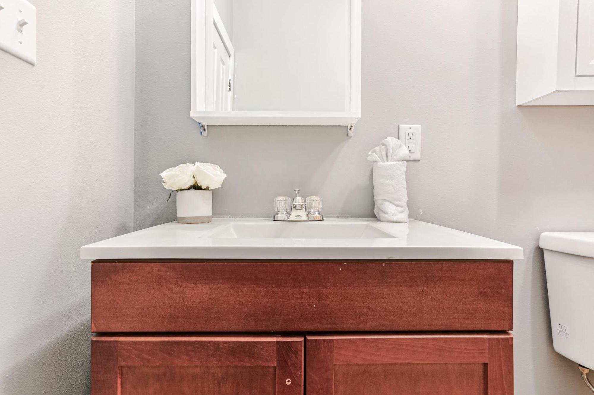 Baronne Street Spacious And Fully Furnished Apartment *