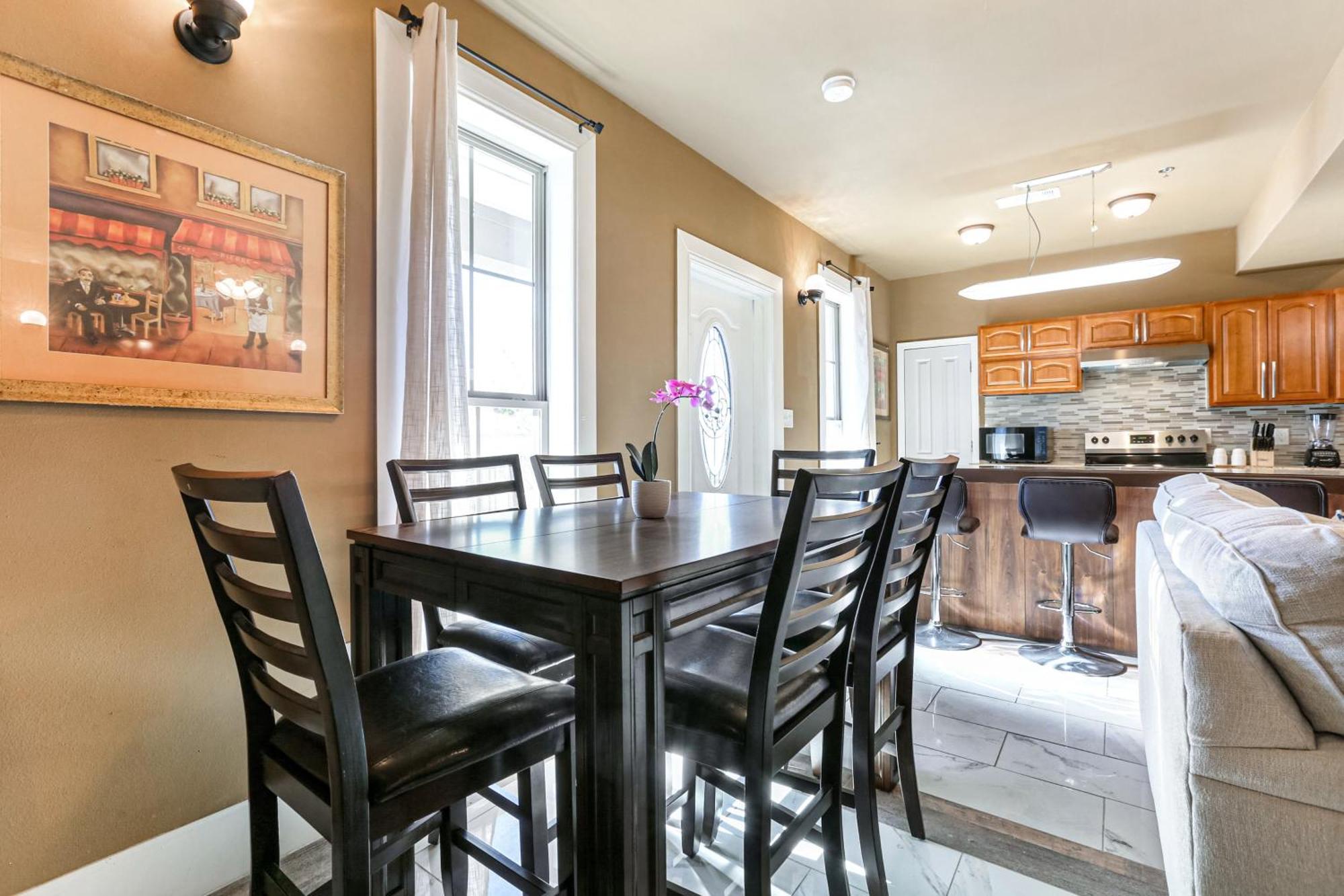 Baronne Street Spacious And Fully Furnished Apartment