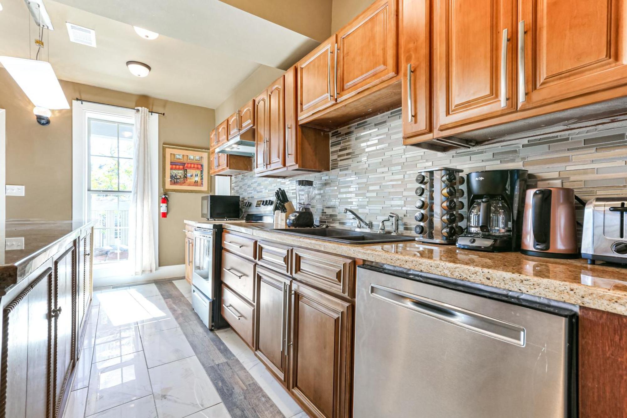 Baronne Street Spacious And Fully Furnished Apartment *