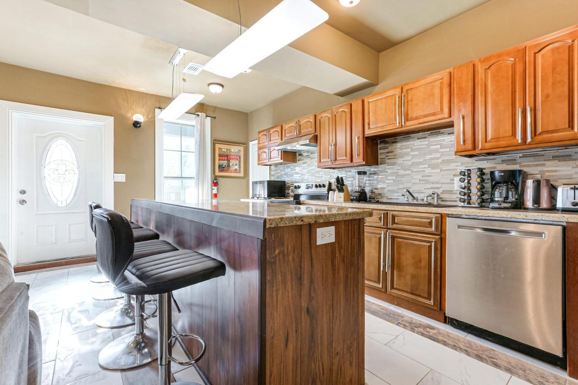 Baronne Street Spacious And Fully Furnished New Orleans