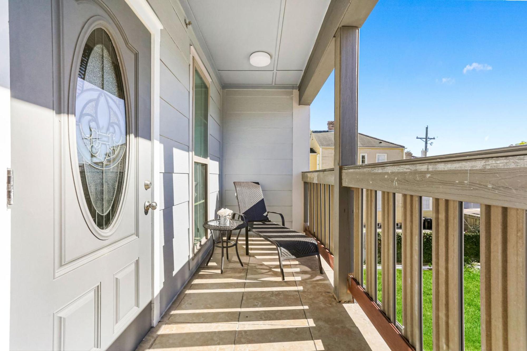 Baronne Street Spacious And Fully Furnished *